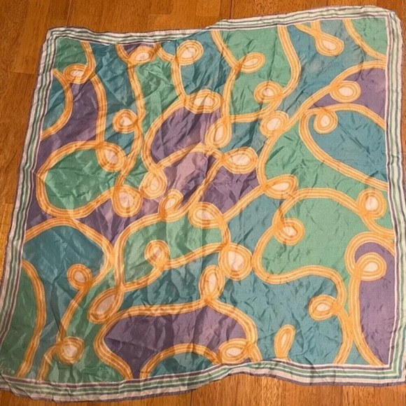 Two vintage Vera Neumann silk blend scarfs measuring 26” x 26” - Picture 5 of 7